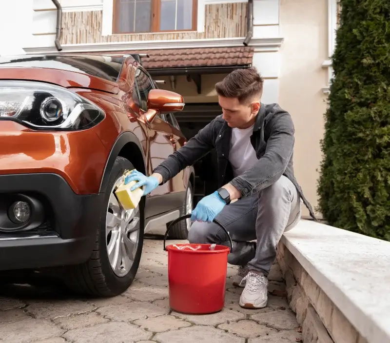 Lavage auto à domicile Castets et Castillon : professionnel intervenant sur un véhicule